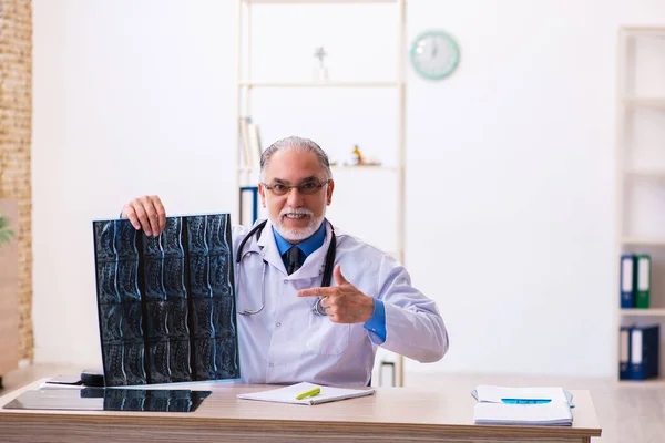 Hastanede çalışan yaşlı doktor radyoloji uzmanı. — Stok fotoğraf