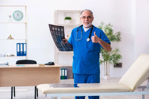 Velho médico radiologista do sexo masculino que trabalha no hospital — Fotografia de Stock