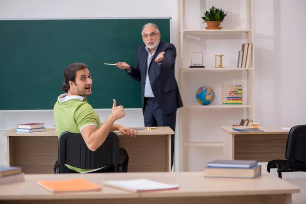 教室で高齢の教師と男性学生 — ストック写真