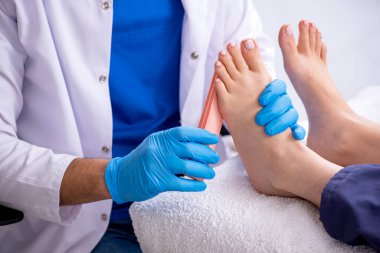 İşlem sırasında ayak tedavi uzmanı