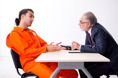 Duruşma öncesi gözaltı avukatıyla genç tutuklu toplantısı