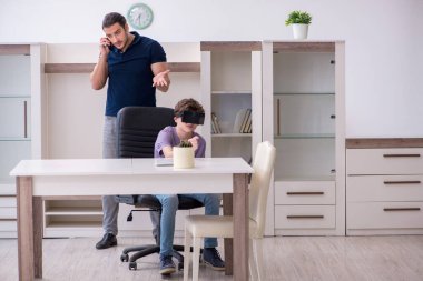 Okullu çocuk evde sanal gözlük takıyor.