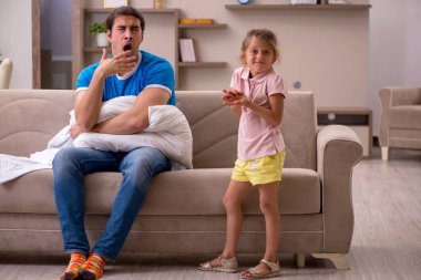 Genç adam kızıyla birlikte evde.