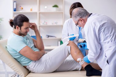 Hastanede yaralı genç bir adam var.