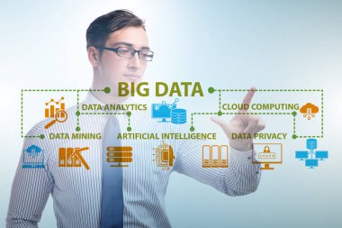 Sanal düğmeye basılı iş adamı ile büyük veri kavramı