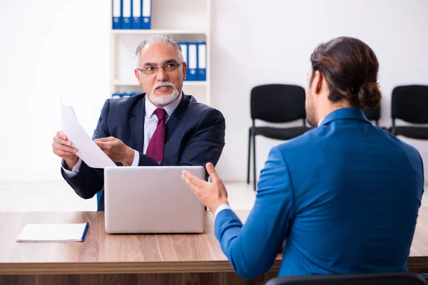 Ung manlig kandidat anställd möte med gammal rekryterare — Stockfoto