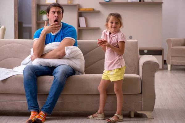 Giovane uomo con sua figlia a casa — Foto Stock