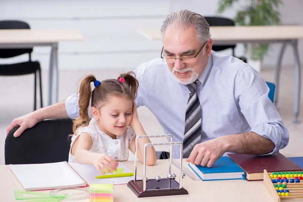 Oude leraar en schoolmeisje op school — Stockfoto