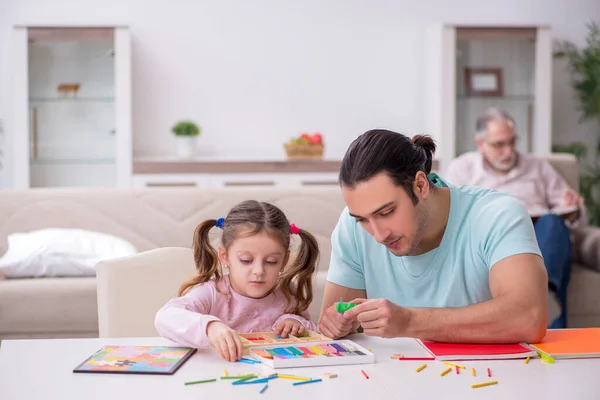 Tres generaciones de familia en concepto de desarrollo temprano — Foto de Stock