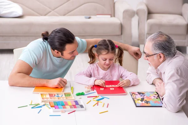 Tres generaciones de familia en concepto de desarrollo temprano — Foto de Stock