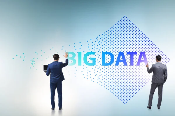 ビッグデータとビジネスマンとデータマイニングの概念 — ストック写真