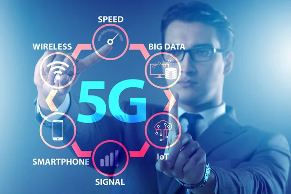 5g 컨셉트에서 버튼을 누르는 사업가 — 스톡 사진