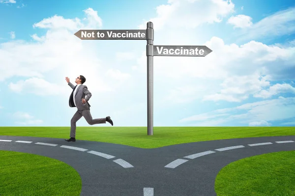 Affärsman som står inför vaccinationens dilemma — Stockfoto
