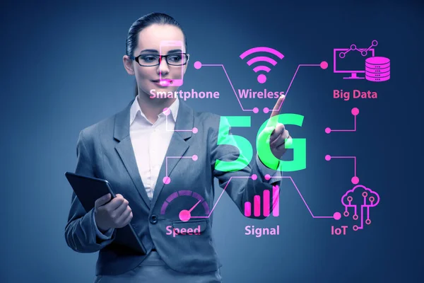 5g 컨셉트에서 버튼을 누르는 사업가 — 스톡 사진