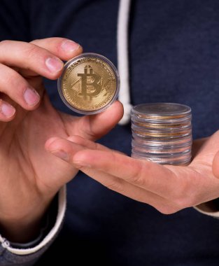 Bitcoin Madencilik Konsepti 'ndeki genç adam