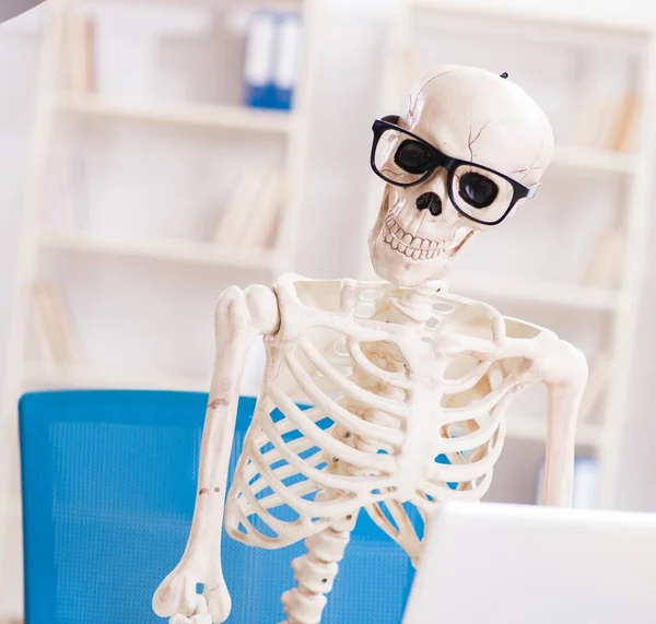 Skeleton businessman working in the office — Stock Photo, Image