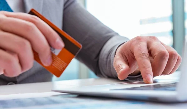 Mężczyzna biznesmen robi zakupy online z karta kredytowa — Zdjęcie stockowe
