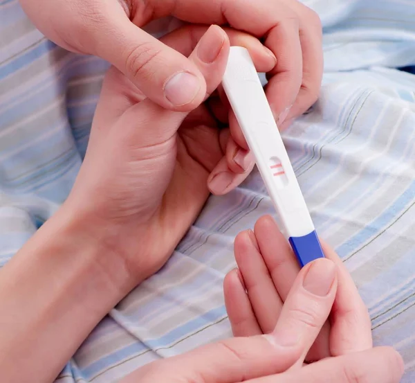 Mujer descubriendo su prueba de embarazo positiva — Foto de Stock