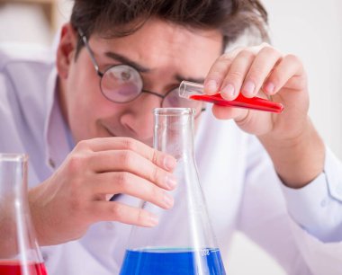 Çılgın bilim adamı bir laboratuarda deneyler yapıyor.