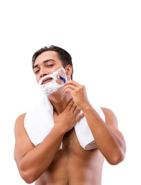 Yakışıklı adam, beyazın üzerinde tek başına tıraş oluyor.