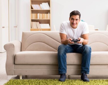 Bilgisayar oyunlarına bağımlı bir adam