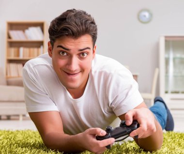 Bilgisayar oyunlarına bağımlı bir adam