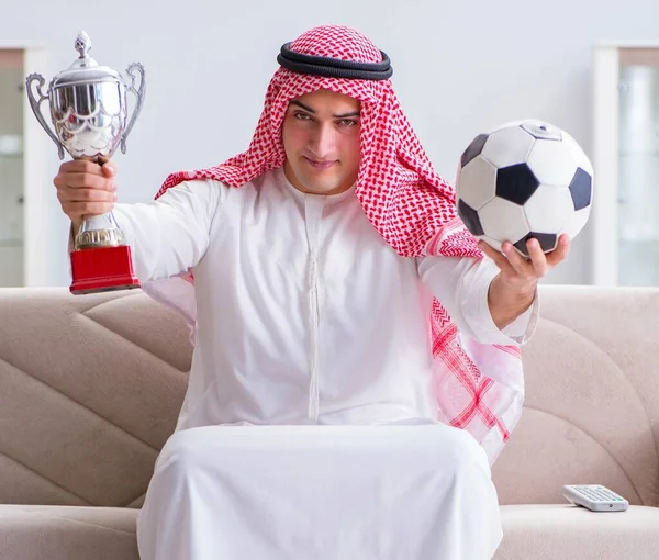 Árabe hombre viendo deporte fútbol en tv — Foto de Stock