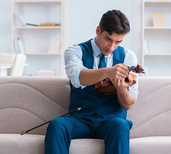 Young musician man practicing playing violin at home — Stock Photo, Image