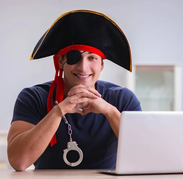 Digitales Sicherheitskonzept mit Pirat am Computer — Stockfoto