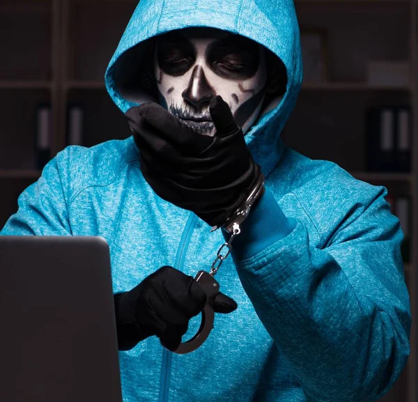 Τρομακτικός χάκερ hacking τείχος προστασίας ασφαλείας αργά στο γραφείο — Φωτογραφία Αρχείου
