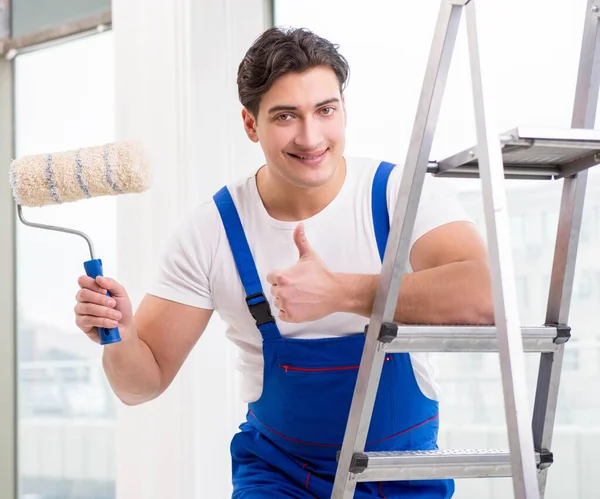 Pintor reparador trabajando en el sitio de construcción — Foto de Stock