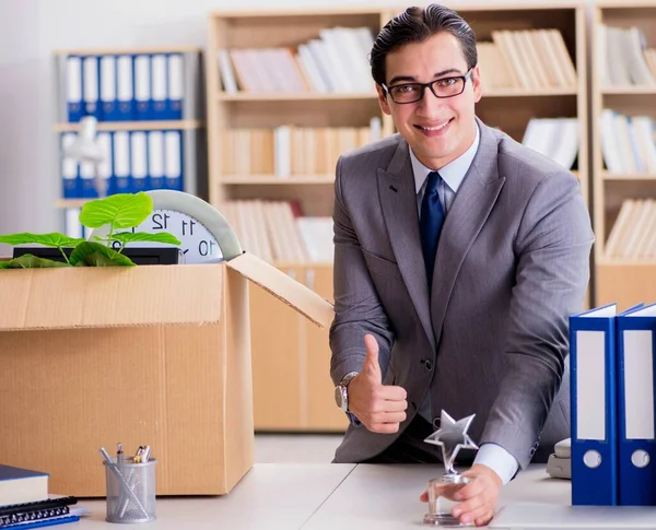 Homme déménageant bureau avec boîte et ses effets personnels — Photo