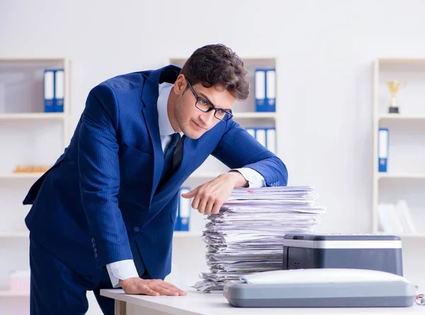 Businessman making copies in copying machine — Stock Photo, Image