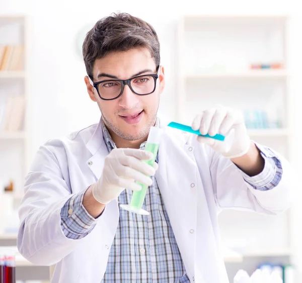 Estudante de química fazendo experiências químicas em sala de aula activi — Fotografia de Stock