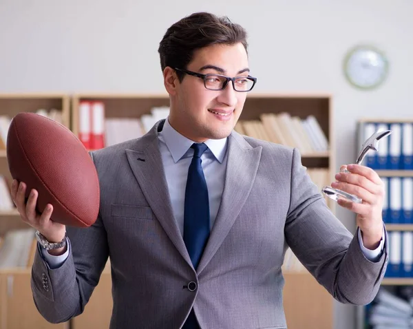 Empresario con fútbol americano en la oficina — Foto de Stock