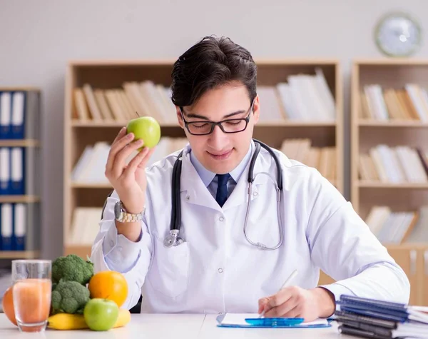 Médico en concepto de dieta con frutas y verduras — Foto de Stock