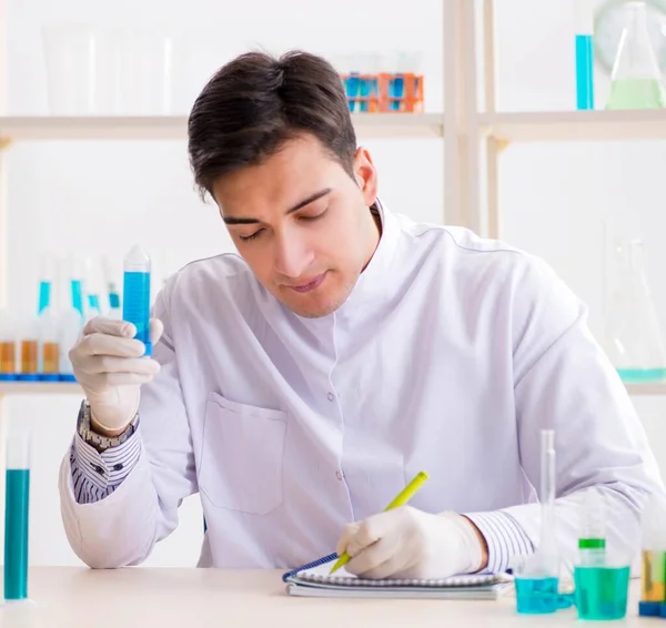 Junge Chemiestudentin arbeitet im Chemielabor — Stockfoto