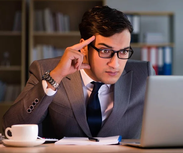 Homme d'affaires restant dans le bureau pendant de longues heures — Photo