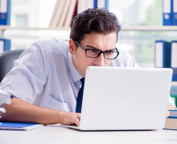 Uomo d'affari con documenti di lavoro eccessivi che lavorano in ufficio — Foto Stock