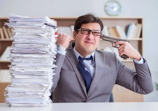 Uomo d'affari impegnato con scartoffie in ufficio — Foto Stock