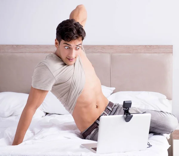 Junger sexy Mann in Online-Dating-Konzept — Stockfoto