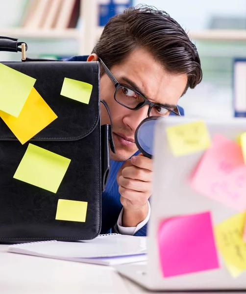 Geschäftsmann mit Erinnerungsnotizen im Multitasking-Konzept — Stockfoto