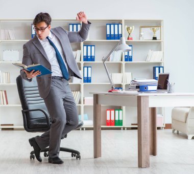 İş adamı işte ara verirken eğleniyor.