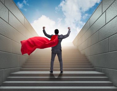 İş adamı süper kahraman kariyer merdiveni konseptinde başarılı