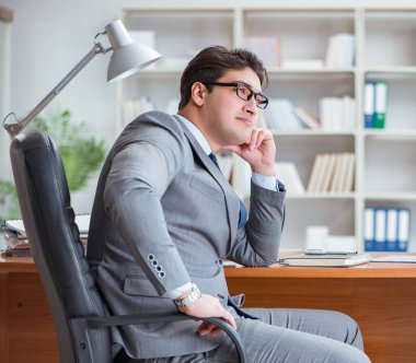 Ofiste çalışan genç bir işadamı.