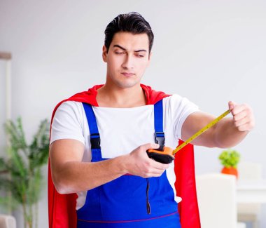 Tamir aletleri ile süper kahraman tamirci