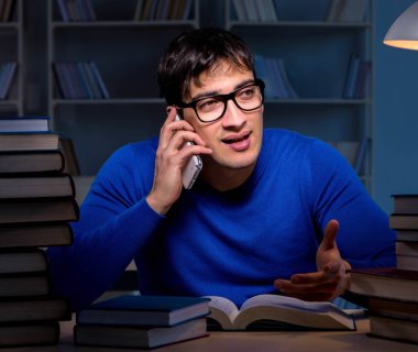 Gece geç saatte kütüphanede sınavlara hazırlanan öğrenci