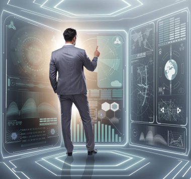 Veri madenciliğinde sanal düğmeye basan adam