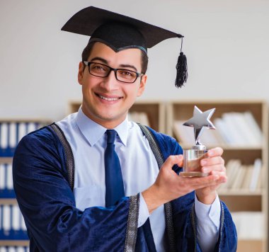 Üniversiteden mezun olan genç adam.