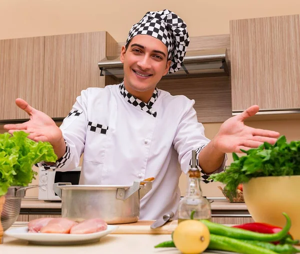 Joven chef trabajando en la cocina —  Fotos de Stock